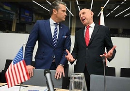 El secretario de la Guerra estadounidense, Pete Hegseth, y el titular de Defensa británico, John Healey.