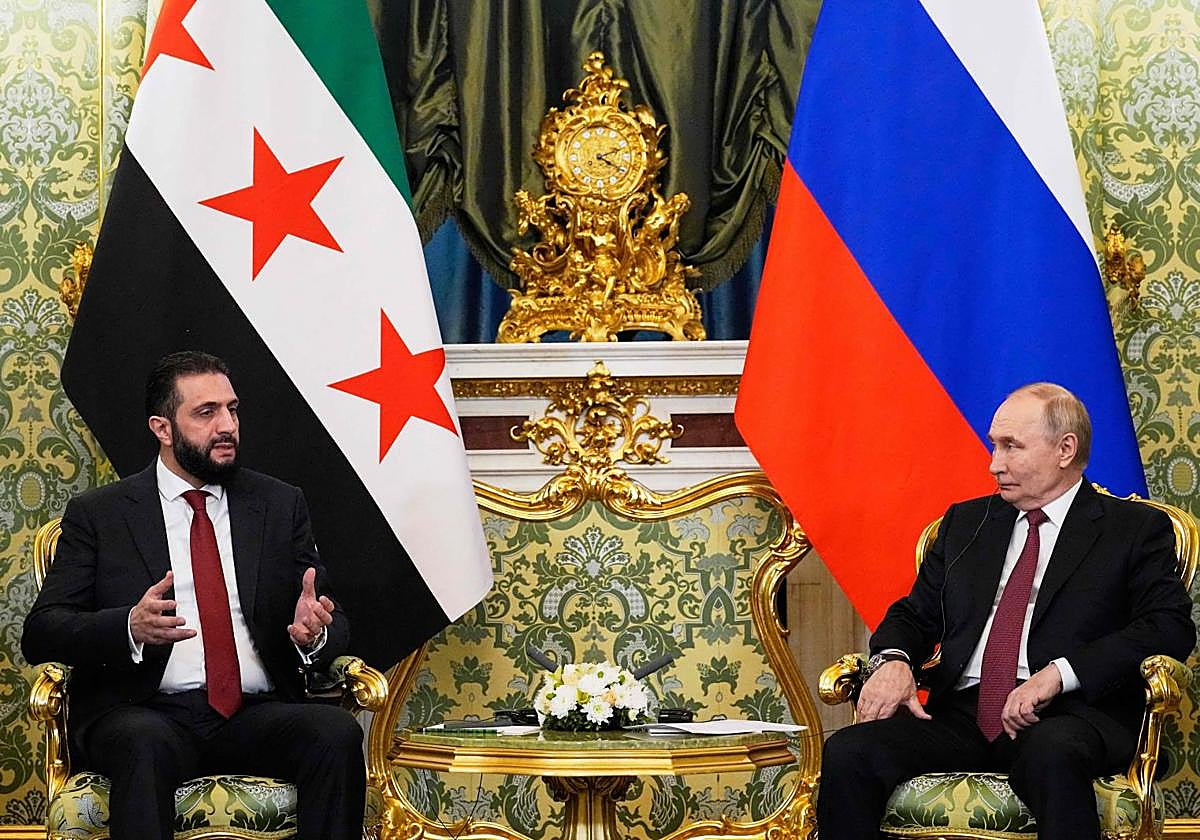 El presidente ruso, Vladímir Putin, y su homólogo sirio, Ahmed al-Sharaa, este lunes en el Kremlin.