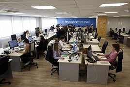 Los españoles señalan que ahorran casi tres horas al día en el trabajo gracias a la IA