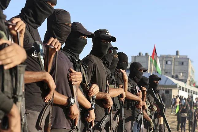 Militantes de Hamás desplegados en Gaza tras el alto el fuego.