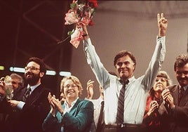 Felipe González celebra la victoria del PSOE en las elecciones de 1989.