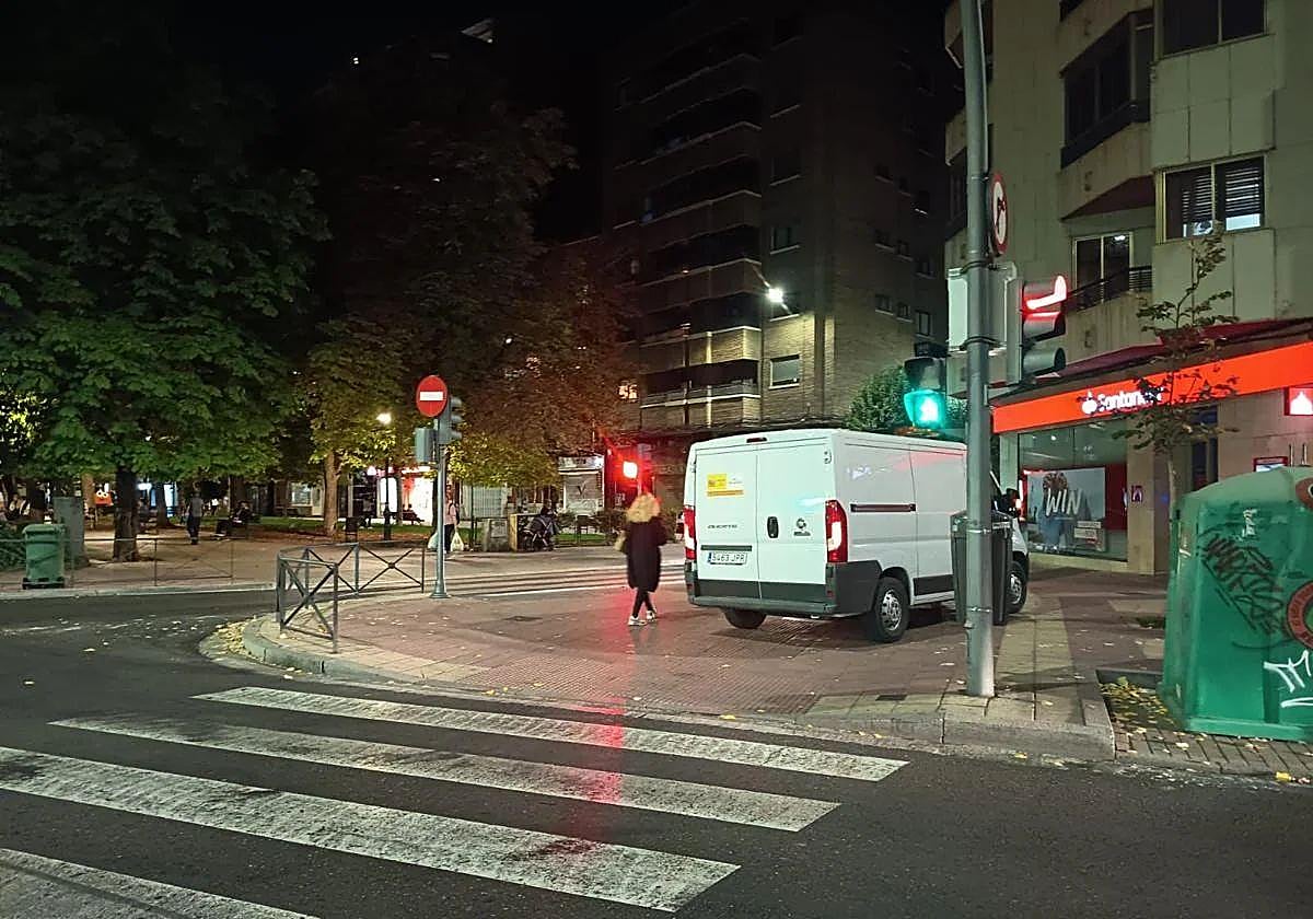 Un vehículo del servicio forense espera mientras se llevaba a cabo el levantamiento del cadáver.