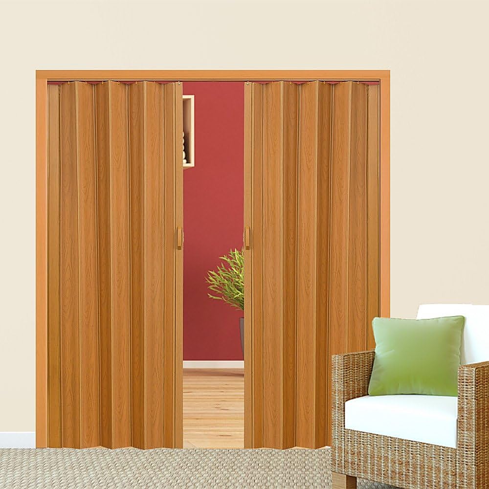 Ahorra espacio en interiores de forma sencilla con esta puerta plegable de PVC