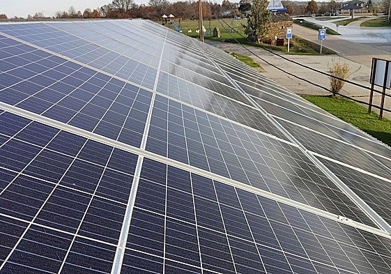 Paneles solares sobre el ayuntamiento de Manzanal de Arriba (Zamora)