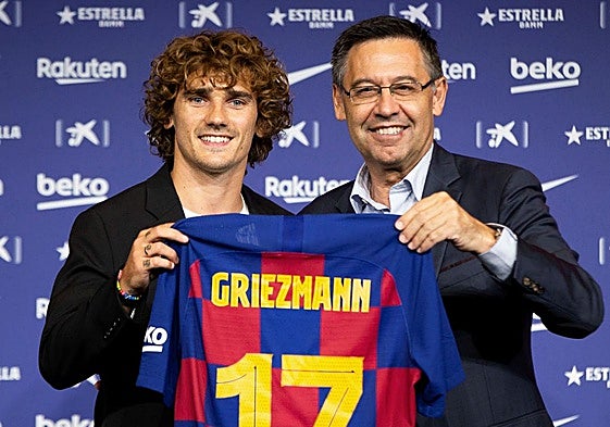 Antoine Griezmann y Josep Maria Bartomeu, el día de la presentación del futbolista francés con el Barça.
