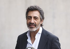 Juan de Val posa con premio tras la ceremonia celebrada en Barcelona.