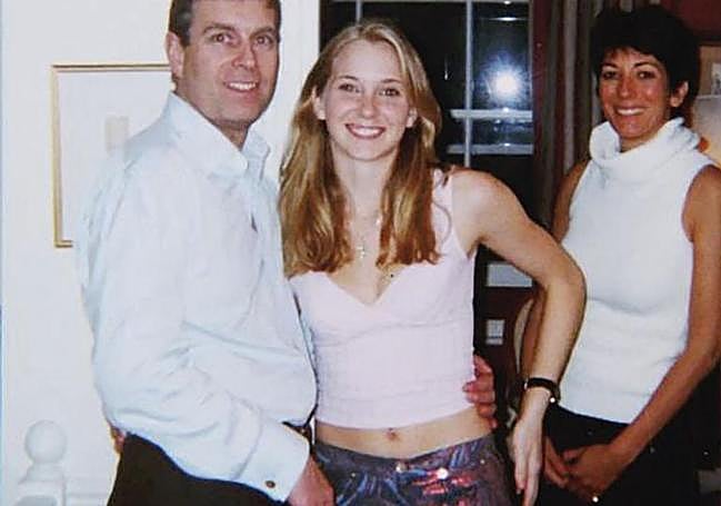 El príncipe Andrés abraza por la cintura a una joven Virginia Giuffre.