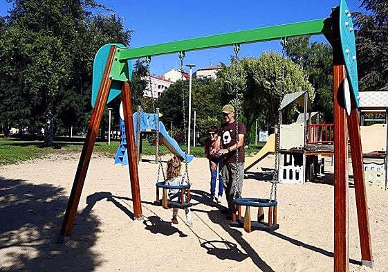 Una familia en un parque infantil.