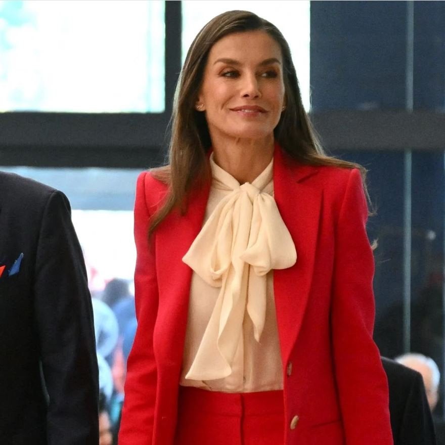 Letizia triunfa en Roma con la combinación más romántica del traje de sastrería y un bolso homenaje