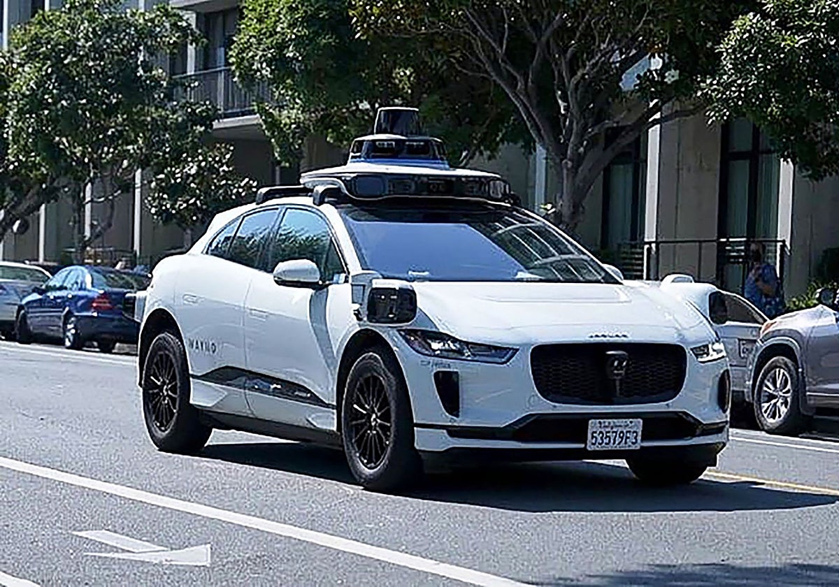 Un Jaguar de la flota de Waymo en San Francisco