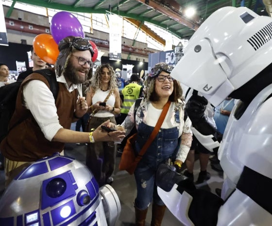Algunos visitantes en la muestra de Málaga.