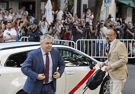 Santos Cerdán y su abogado Benet Salellas llegan al Tribunal Supremo el pasado 30 de junio, el día en que ingresó en prisión el exdirigente socialista.