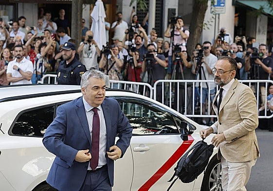 Santos Cerdán y su abogado Benet Salellas llegan al Tribunal Supremo el pasado 30 de junio, el día en que ingresó en prisión el exdirigente socialista.