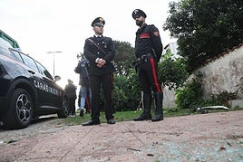 Los carabinieri custodian el lugar donde explotó la bomba en el coche del periodista a las afueras de Roma.