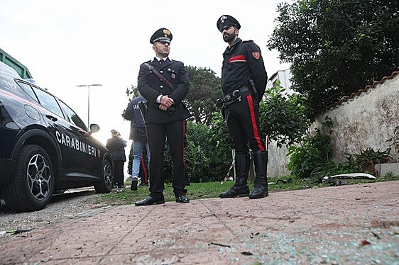 Los carabinieri custodian el lugar donde explotó la bomba en el coche del periodista a las afueras de Roma.