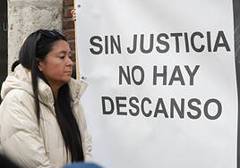 La hermana de Esther López, Inés, junto a un cartel que pide justicia para la joven, en diciembre del año pasado.
