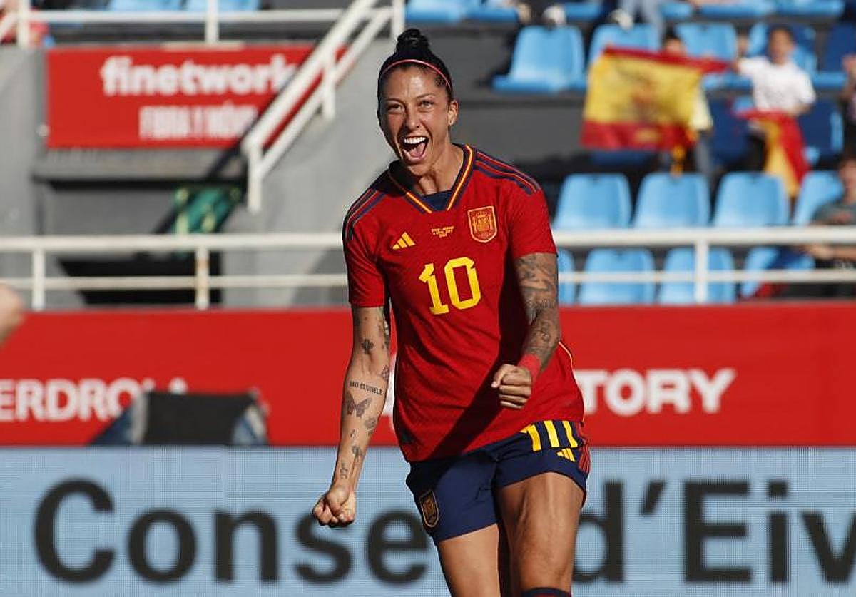 Jenni Hermoso celebra un gol con la selección española.