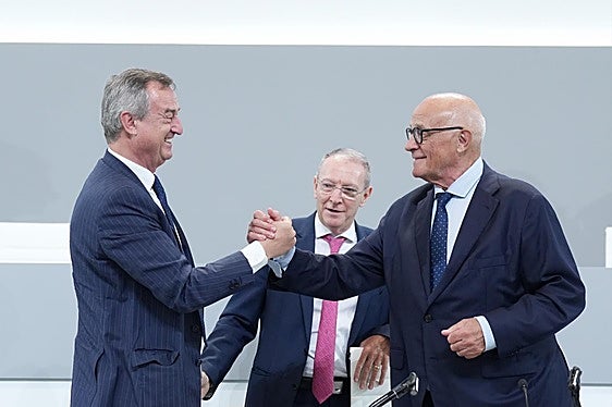 El consejero delegado de Banco Sabadell, César González-Bueno (izq.), junto al presidente del banco Josep Oliu.