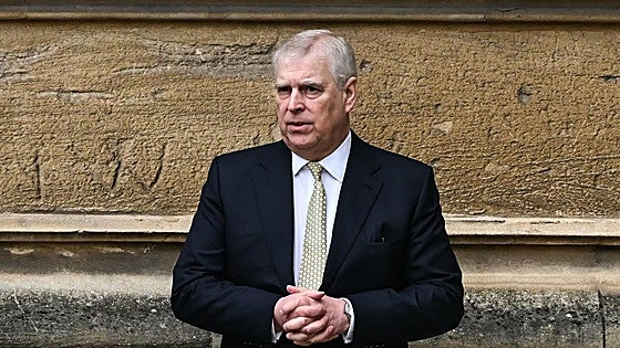 El Reino Unido reacciona con alivio y escepticismo ante la retirada de títulos del príncipe Andrés