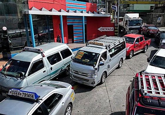 Colas de vehículos en Bolivia en espera de reponer cobustible.