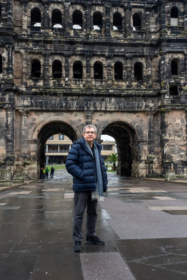 Posteguillo ante la Porta Nigra de Tréveris, enclave romano en la Galia Gdermánica y la ciudad más antigua de Alemania.