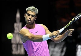 Alcaraz golpea la bola durante el partido ante Sinner.