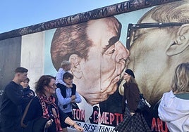 El famoso beso de Honecker y Brézhnev, los dos antiguos jefes de Estado de la RDA y la Unión Soviética, pintado en el muro.
