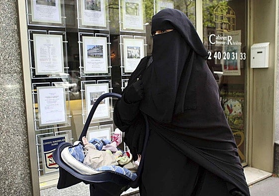 Imagen de archivo de una mujer ataviada con un niqab en Francia.