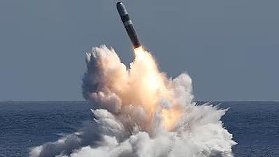 Un misil Tomahawk es disparado desde un submarino.