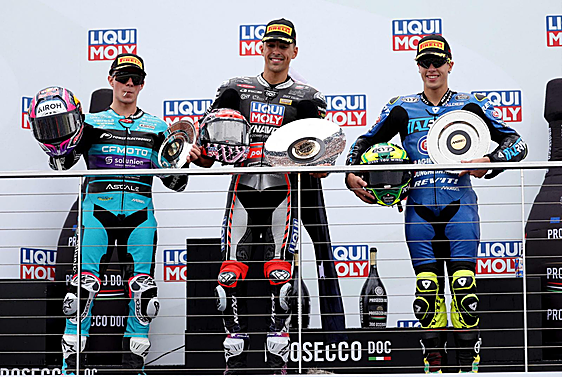 Senna Agius gana a lo Stoner y el título de Moto2 se pone al rojo vivo