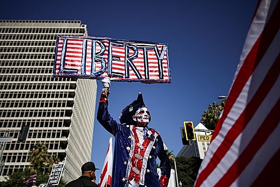 Un hombre disfrazado pide libertad en una de las marchas en Nueva York.