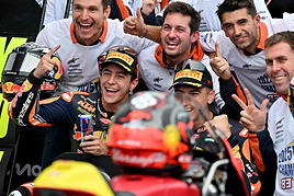 Rueda estrena su corona de Moto3 con victoria