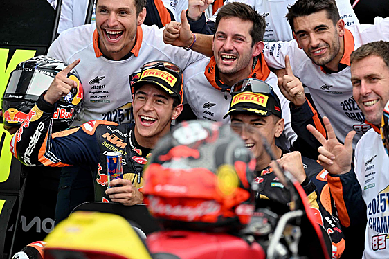 Rueda estrena su corona de Moto3 con victoria