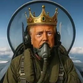 Sí, lo ha vuelto a hacer: Trump se parodia en un sonrojante vídeo donde, tocado como un rey piloto de combate, arroja heces sobre una manifestación.