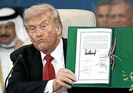 El presidente de Estados Unidos muestra el acuerdo de paz para Gaza en Egipto.