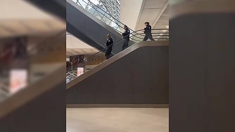 Así se ha vivido el desalojo del Louvre desde dentro