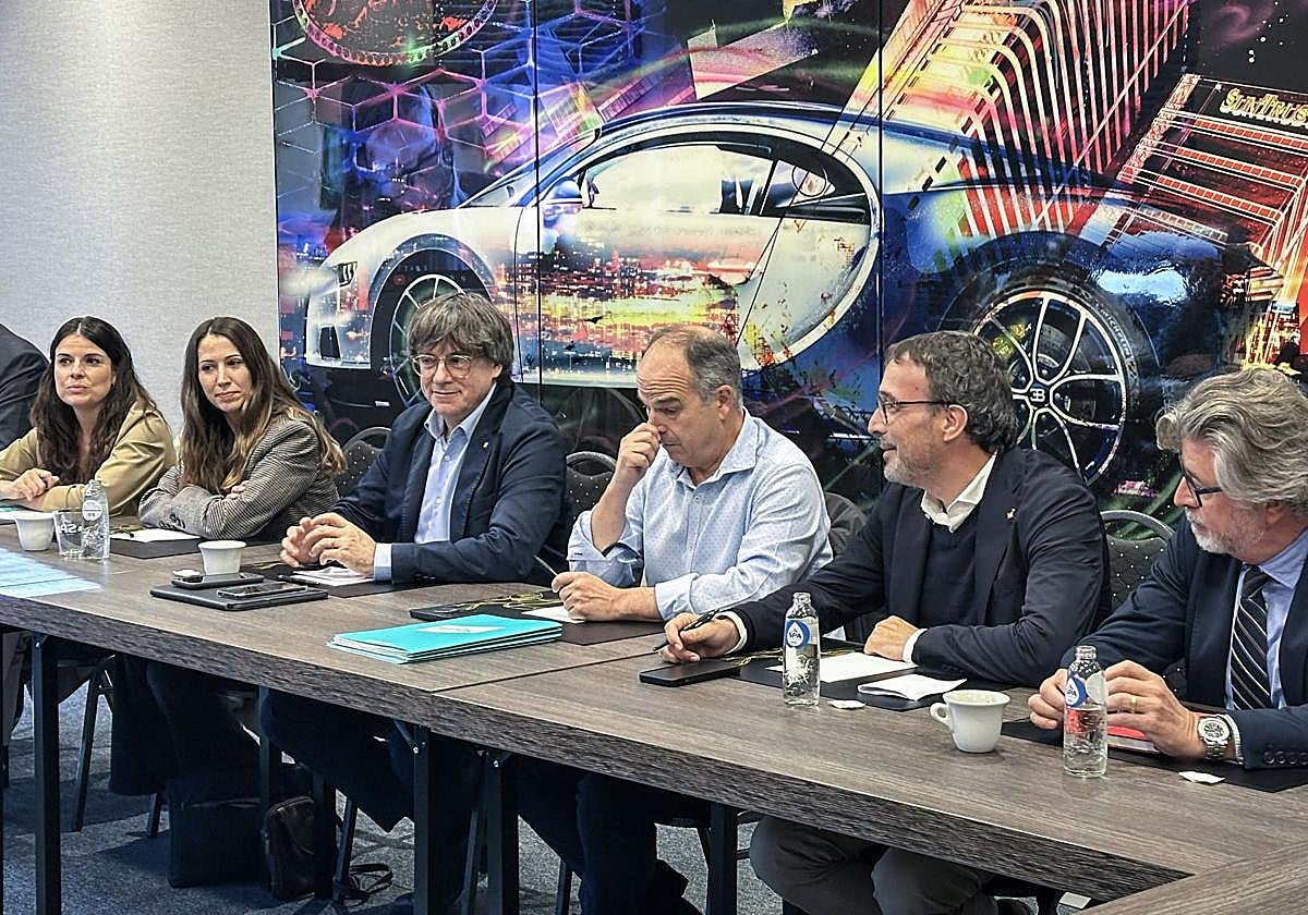 El líder de JxCat, Carles Puigdemont (i), en la permanente del partido en Waterloo (Bélgica) en septiembre.