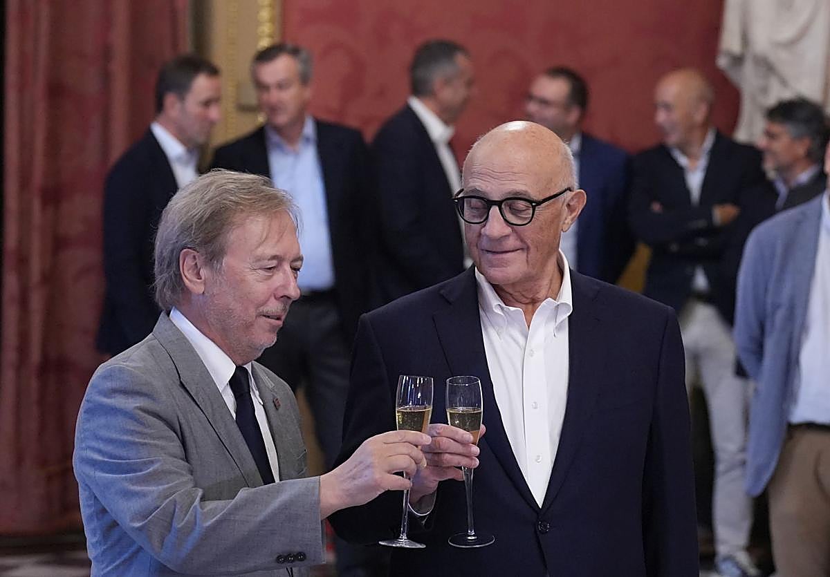 El presidente de la Cámara de Barcelona, Josep Santacreu (i), y el de Banco Sabadell, Josep Oliu (d), brindan.