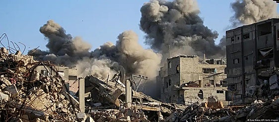 Una bomba destruye un edificio en Gaza durante los bombadeos de represalia de Israel por el ataque a sus solados.