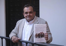 Manuel Trillo con su último libro, 'La conquista española olvidada'.
