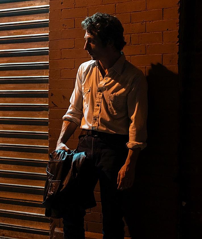 Imagen secundaria 2 - Arriba, Jeremy Allen White, como el 'boss', durante el cierre de la gira de 'The River'; debajo, en un fotograma junto a Jeremy Strong, que da vida a Jon Landau, y en una imagen en solitario.