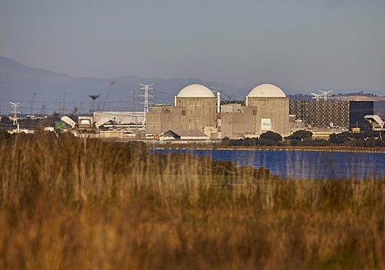 Vista de la central nuclear junto al embalse de Arrocampo en el municipio de Almaraz (Cáceres).