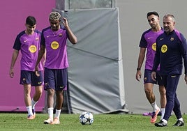 Los jugadores del Barça y Hansi Flick, preparando el partido ante Olympiacos.
