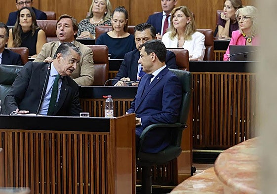 Juanma Moreno, presidente de la Junta de Andalucía, en el Parlamento