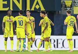 Los jugadores del Villarreal, durante el duelo liguero ante el Betis.