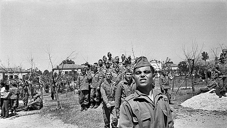 La mili y la cruda realidad de la España de los setenta, retratada por Cristóbal Hara