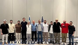 Kushner y Witkoff posan con algunos de los últimos rehenes devueltos por Hamás.