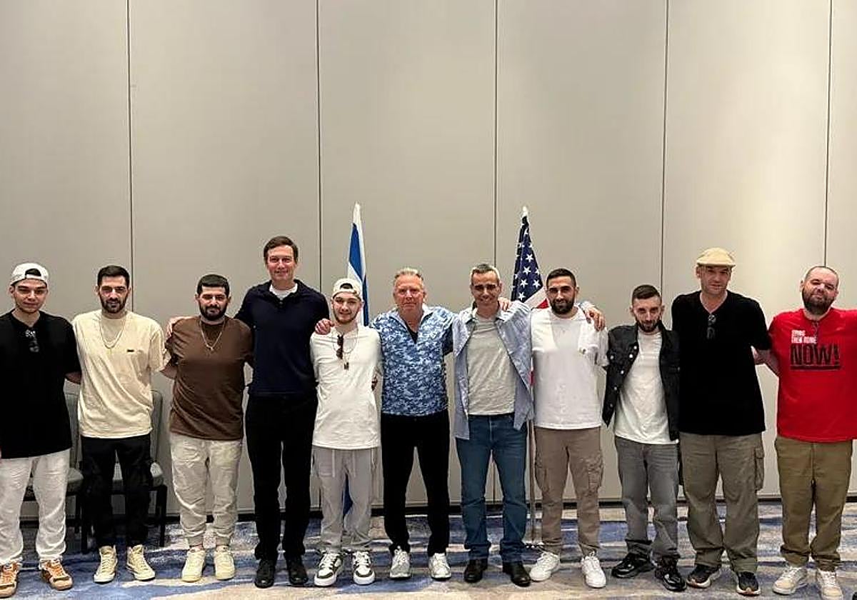 Kushner y Witkoff posan con algunos de los últimos rehenes devueltos por Hamás.