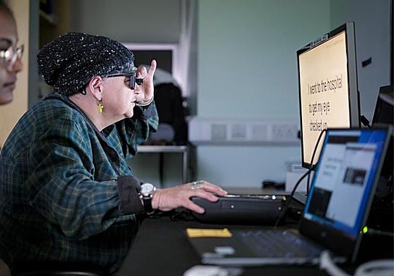 Uno de los pacientes entrena para aprender a descifrar las señales de la cámara.