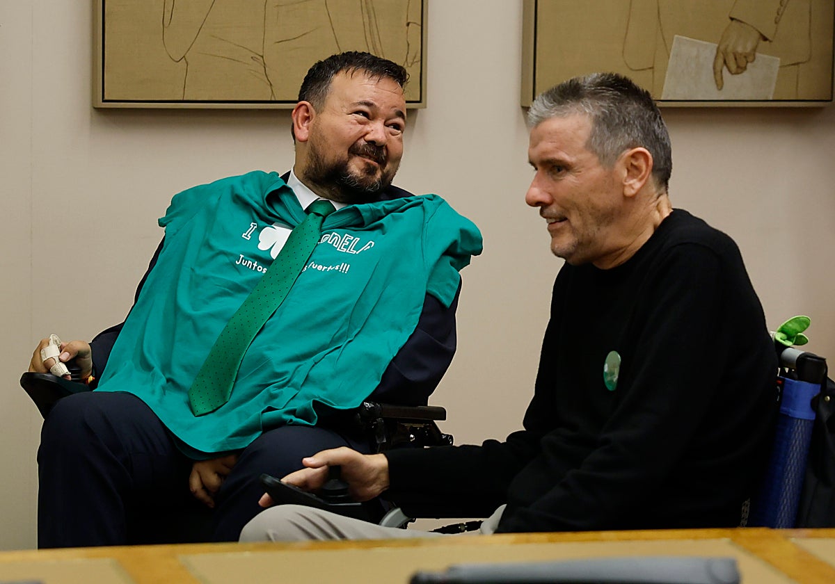 El senador Juan Ramón Amores y el exfutbolista Juan Carlos Unzué, ambos enfermos de ELA e impulsores de la ley con las nuevas ayudas.